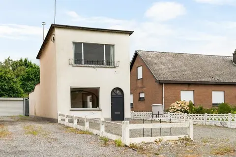 Bescheiden, grondig te moderniseren woning te Onze-Lieve-Vro