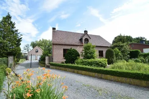 Landhuis met grote tuin.