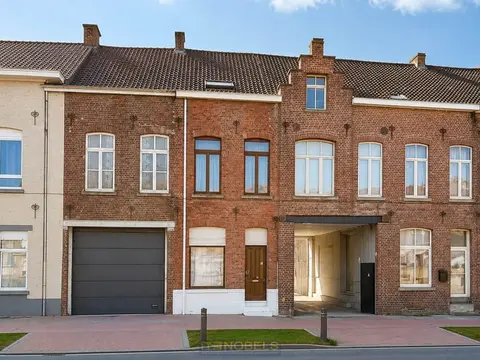 Te koop, grote burgerwoning met ruim leefvolume in centru...