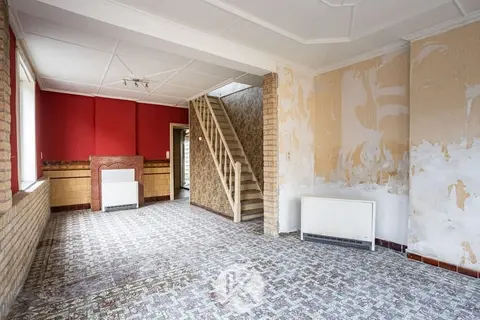 Te renoveren woning met garage