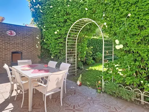 Splendid house: south garden, double garage, freelance prof.
