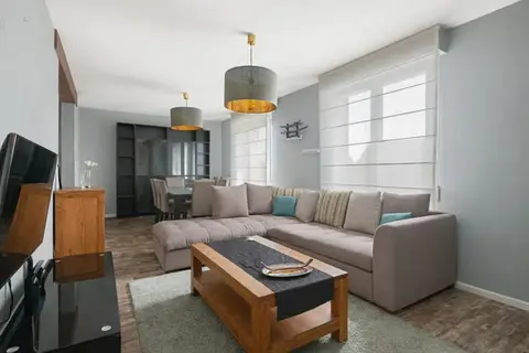 Praktijkruimte/winkel met bovenliggend duplex-appartement...