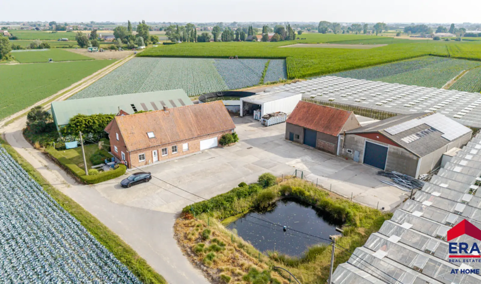 Landelijk gelegen hoeve op 1,5ha met 4 bijgebouwen/loodsen.