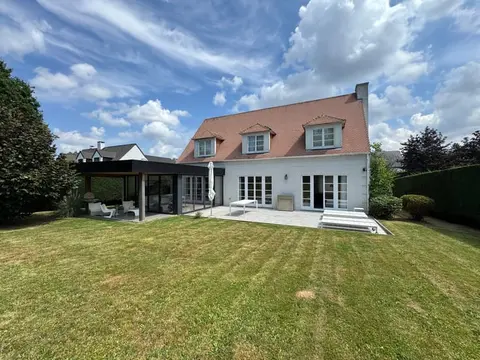 Spacious, bright villa located in the St John's neighborhood