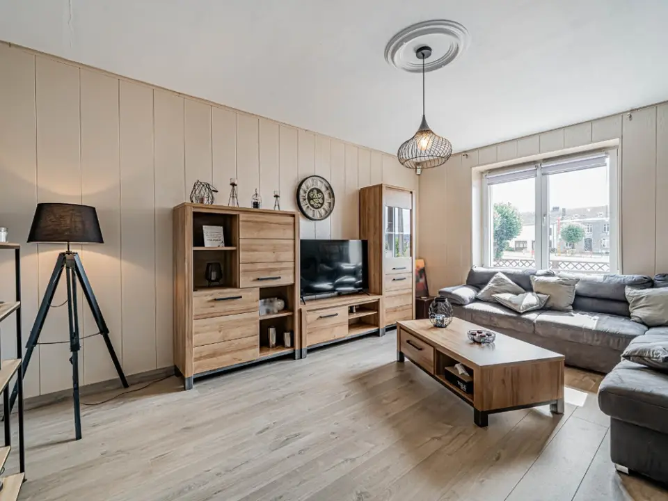 Woning met 3 slaapkamers, dubbele garage en veel potentieel.
