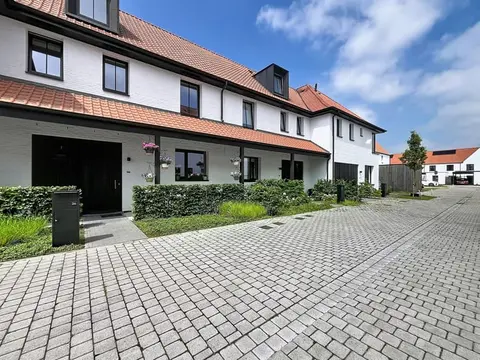 Modern 3-bedroom home with a garden, and parking space!
