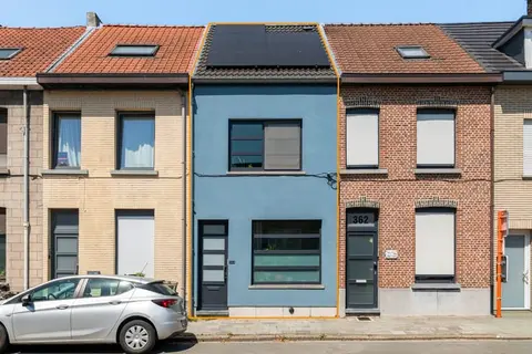 Rijwoning met 3 slpkrs en prachtige tuin