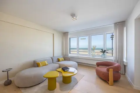 Gerenoveerd appartement met panoramisch zeezicht nabij he...
