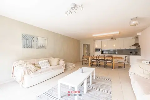 Zeer ruim appartement met 3 slaapkamers in de winkelstraa...