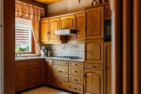 Spacious home with 3 bedrooms, garage & south-facing garden