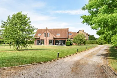 Exceptional 6-bedroom villa on 35 ares in Templeuve