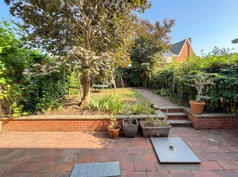 Renovation property with 4 bedrooms, garage and garden in a