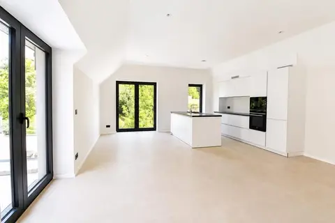 Spacious 3-bedroom apartment with terrace