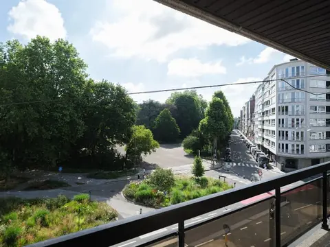 Op te frissen drieslaapkamerappartement met open zicht ov...