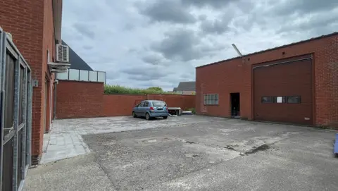 Halfopen handelspand met woonst 3 slpk en magazijn(170m2)