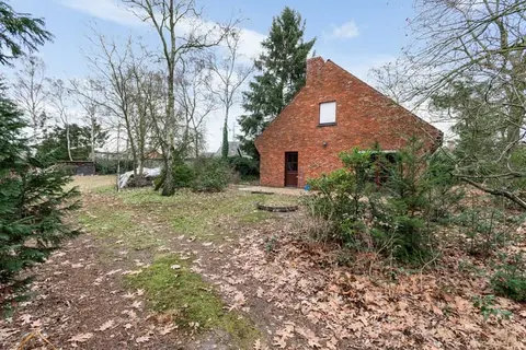 Fully furnished 2-bedroom outbuilding on 2,833 sq. ft. of la