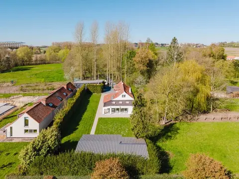 Country villa with private grounds in Asse