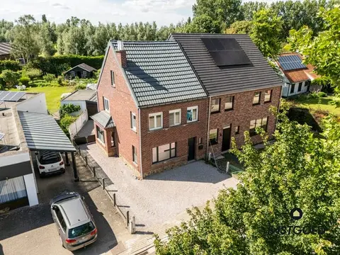 Half open bebouwing met tuin op topligging