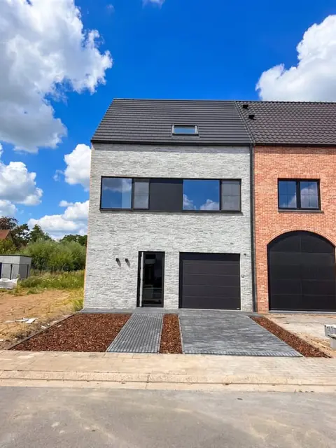 Closed new construction with 4 rooms, 2 bathrooms, garage an