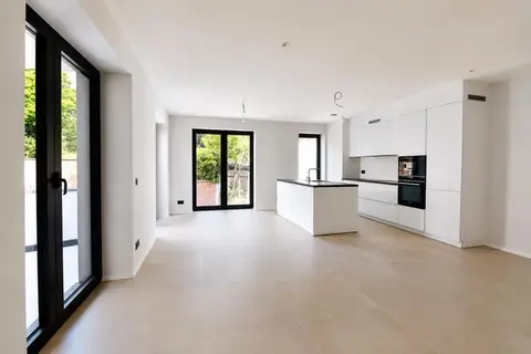 Spacious 3-bedroom apartment with terrace
