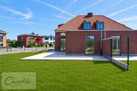 Karakteristieke nieuwbouw met garage en tuin in Moerbrugg...