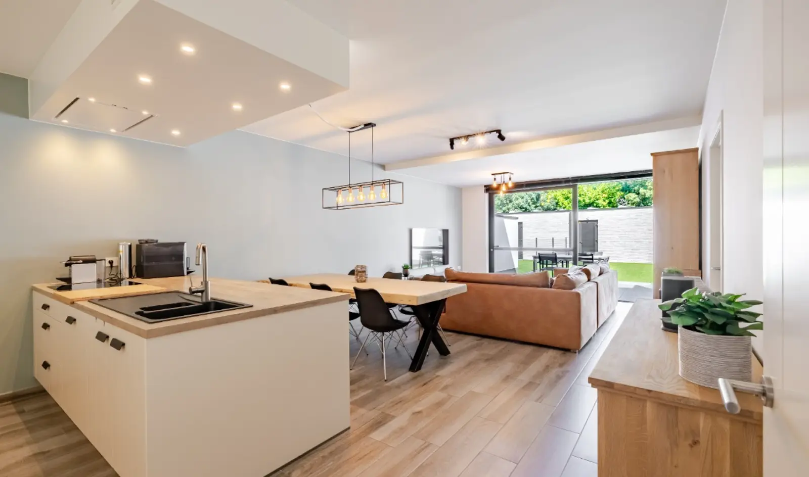 LUXUEUS GELIJKVLOERS APPARTEMENT MET TUIN & GARAGE (EVERGEM)