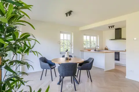 High-end vernieuwbouwappartement met privatieve tuin
