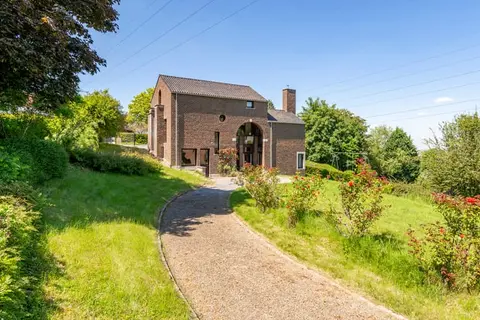 Architect-designed house 5 bedrooms and outbuilding