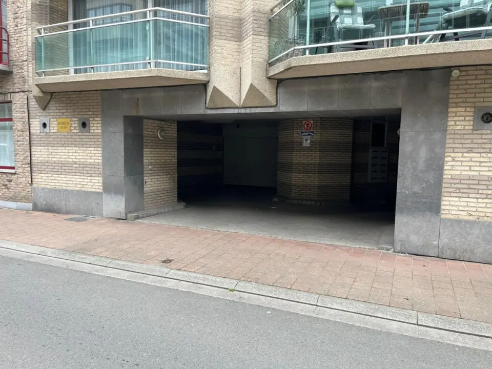 Afgesloten garagebox te koop in centrum Knokke!