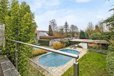 UNIQUE COMMERCIAL PROPERTY WITH RETAIL SPACE, STYLISH RESIDE