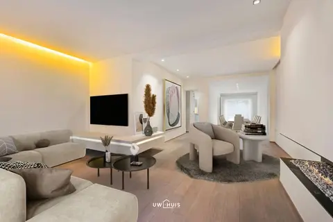 UNIQUE COMMERCIAL PROPERTY WITH RETAIL SPACE, STYLISH RESIDE