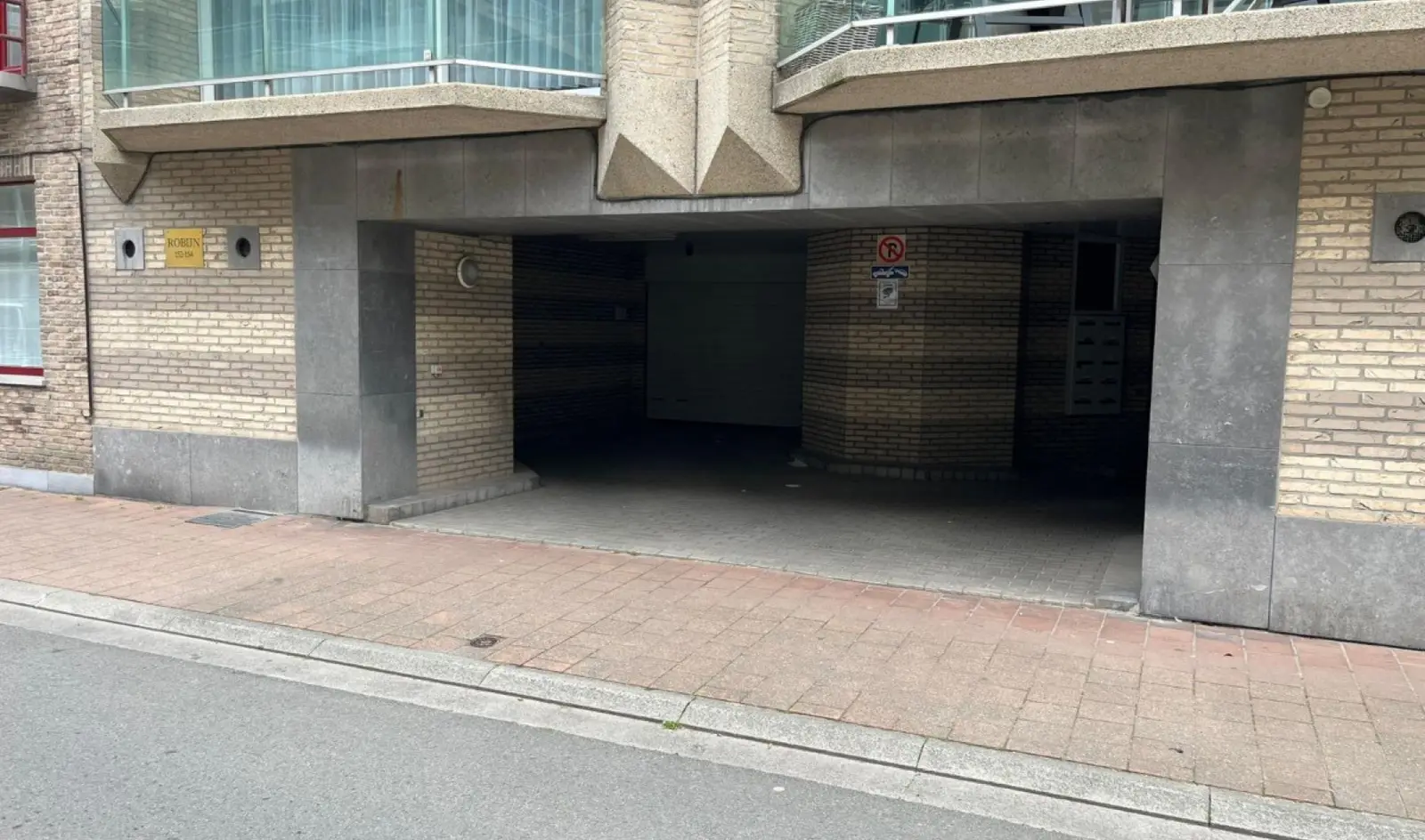 Afgesloten garagebox te koop in centrum Knokke!