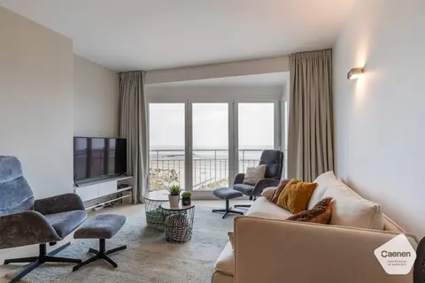 Modern tweeslaapkamerappartement met frontaal zeezicht