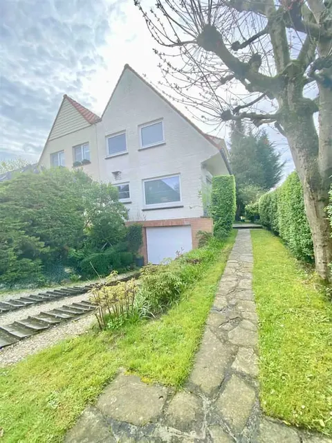 Very beautiful bright semi detached villa with garden