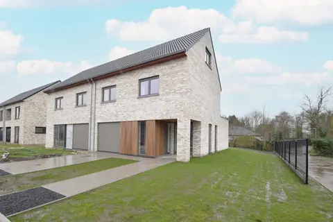 Nieuwbouwwoning met 4 slaapkamers, tuin en garage in cent...