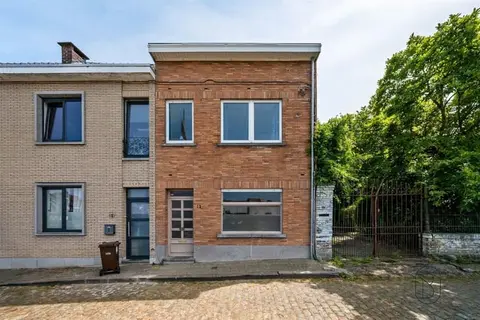 A home in need of renovation with 3 bedrooms, a city garden,