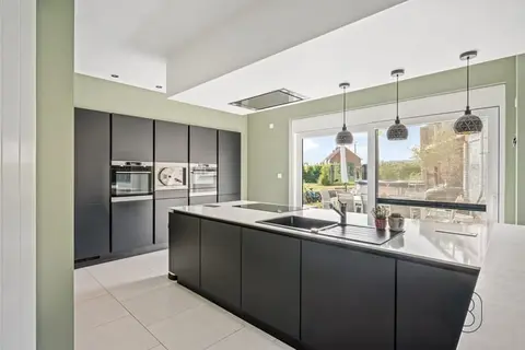 Recently renovated family home with 4 bedrooms, a garage, an