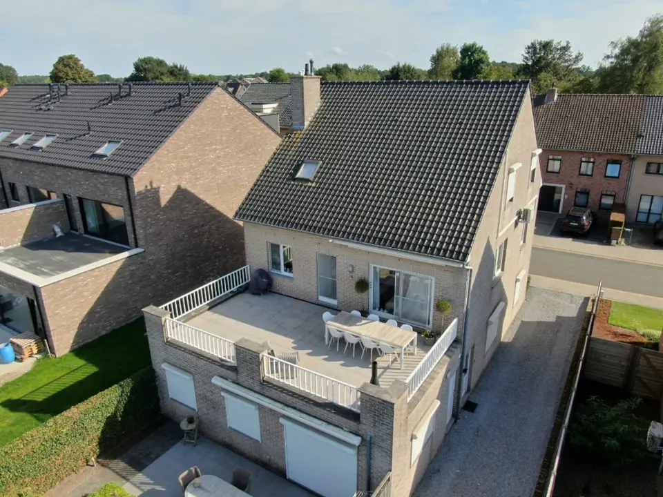 Zeer ruim (224m²) & energiezuinig duplexappartement te Pelt