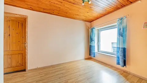 Woning met 3 slaapkamers, dubbele garage en veel potentieel.