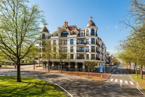 Exclusive ground-floor apartment with private garden in the