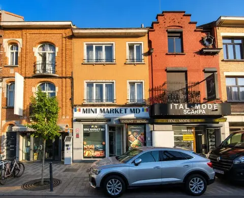 MIXED-USE BUILDING: COMMERCIAL SPACE + 2 APARTMENTS