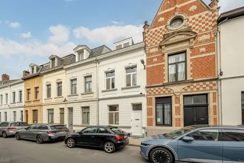 Karaktervolle stadswoning met beschermde gevel en 4 SLK in h