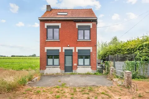 219-square-meter house with a 125-square-meter workshop