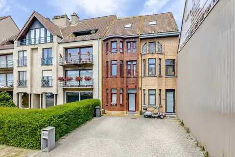 Renovated Family Home with Spacious Sunny Garden in Prime Ni