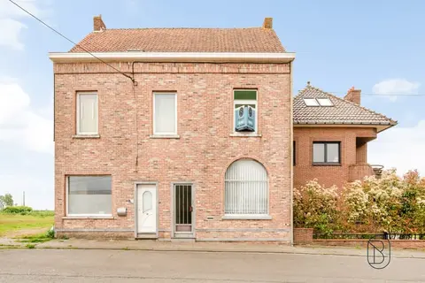 Te renoveren rijwoning met veel potentieel