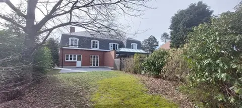 close to shops and the Deutsche School!