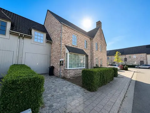 Ruime, recente gezinswoning met 5 slpk’s en garage