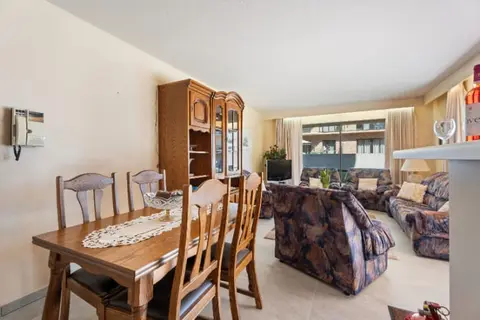 HOEKAPPARTEMENT MET TWEE SLAAPKAMERS EN TERRAS RONDOM