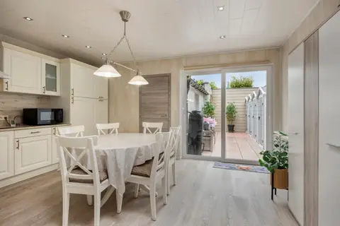 Move-in-ready home with 2 (3) rooms and a terrace