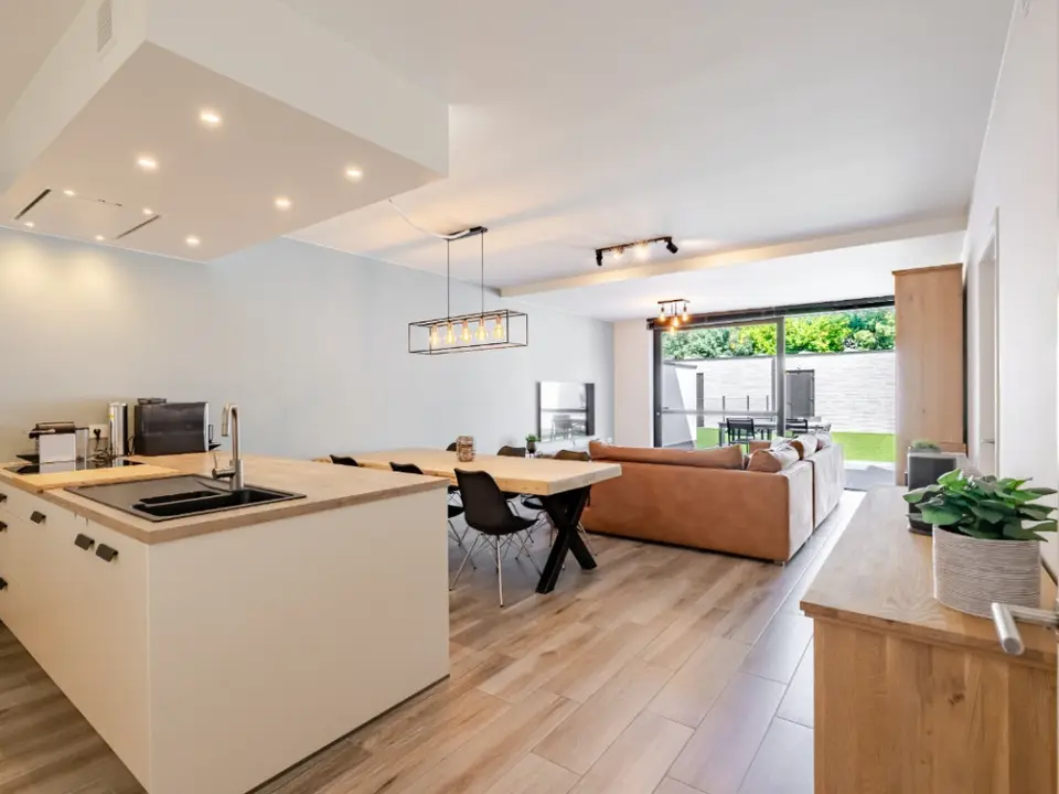 LUXUEUS GELIJKVLOERS APPARTEMENT MET TUIN & GARAGE (EVERGEM)